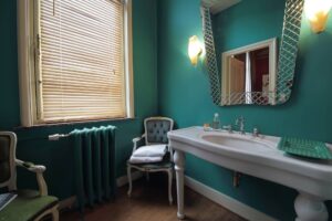 peinture mur vert baignoire ancienne