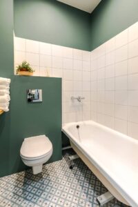 peinture verte salle bain mur carrelé deco