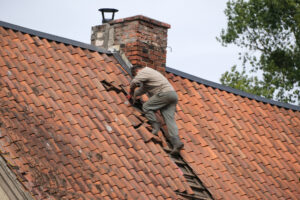 réparation remplacement tuiles toit maison