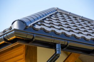 toiture tuile acier anthracite gouttiere
